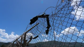 Valla que rodea el centro de recepción e identificación en Vathy, Samos. Mayo, 2021.