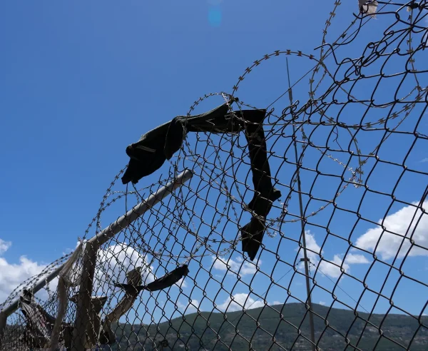 Valla que rodea el centro de recepción e identificación en Vathy, Samos. Mayo, 2021.