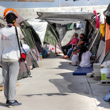 Las políticas restrictivas de migración como el Título 42 tiene graves consecuencias en la población migrante. La Plaza de la República en Reynosa, donde más de dos mil personas viven en tiendas al aire libre, es un ejemplo de las graves consecuencias. © Esteban Montaño