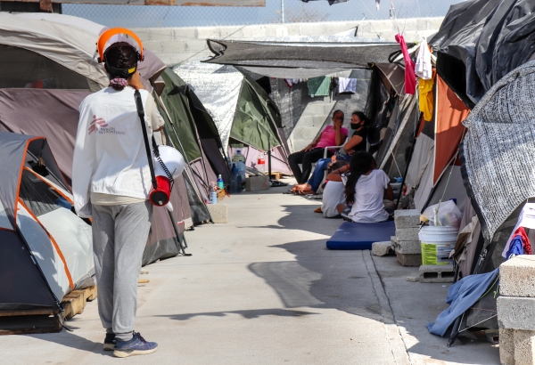 Las políticas restrictivas de migración como el Título 42 tiene graves consecuencias en la población migrante. La Plaza de la República en Reynosa, donde más de dos mil personas viven en tiendas al aire libre, es un ejemplo de las graves consecuencias. © Esteban Montaño