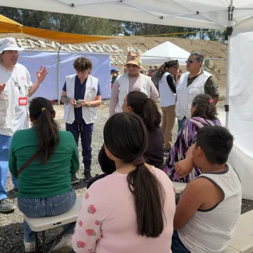 El equipo de MSF brindainformación sobre las consultas médicas en nuestra clínica en Chalco, Estado de México.