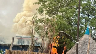 El hospital de MSF en Old Fangak, Sudán del Sur, en llamas.