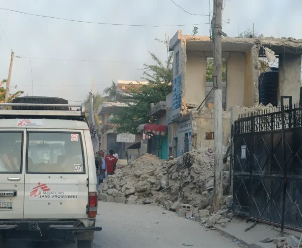Un terremoto de magnitud 7.0 sacudió Puerto Príncipe, la capital de Haití, el 12 de enero de 2010. Se estima que más de 100,000 personas murieron, 200,000 resultaron heridas y un millón quedaron sin hogar.