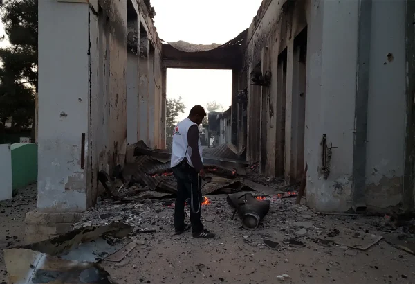 Un miembro del personal de MSF recorre las instalaciones del centro de traumatología de Kunduz el 3 de octubre, horas después de que sufriera graves daños a causa de los bombardeos del sábado 3 de octubre.