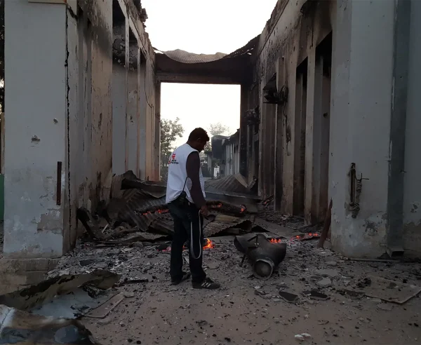 Un miembro del personal de MSF recorre las instalaciones del centro de traumatología de Kunduz el 3 de octubre, horas después de que sufriera graves daños a causa de los bombardeos del sábado 3 de octubre.