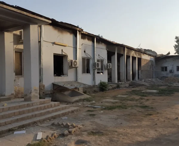 El exterior del Centro de Trauma de MSF en Kunduz, el 3 de octubre de 2015, horas después de que fuera alcanzado por un ataque aéreo sostenido que mató al menos a 22 empleados y pacientes y destruyó las instalaciones.