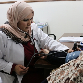 Una mujer siria siendo atendida por una integrante de MSF en el proyecto de MSF para el tratamiento de enfermedades no transmisibles en Irbid, Jordania. 2017, © Maya Abu Ata/MSF