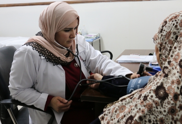 Una mujer siria siendo atendida por una integrante de MSF en el proyecto de MSF para el tratamiento de enfermedades no transmisibles en Irbid, Jordania. 2017, © Maya Abu Ata/MSF