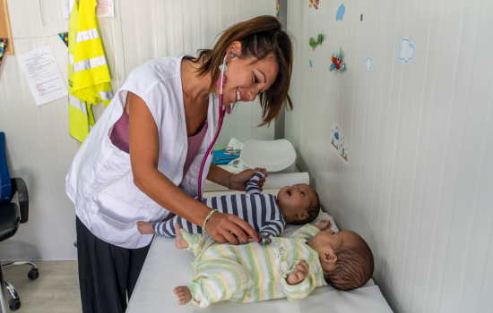 Una pediatra de MSF examinando a unos gemelos de 3 meses de Afganistán en Moria, un campo para personas refugiadas en Grecia. 2018. © Anna Pantelia/MSF