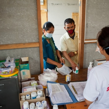 Una pareja con VIH llegando a recoger sus medicamentos en la clínica de MSF en la India