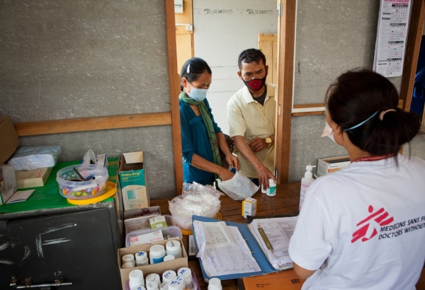 Una pareja con VIH llegando a recoger sus medicamentos en la clínica de MSF en la India