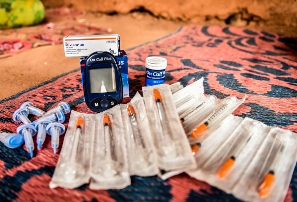 A treatment kit for patients with type 1 diabetes including a glucometer and glucometer strips, needles, insulin among others.