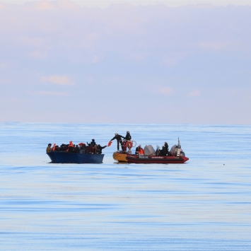 El equipo de MSF y SOS MEDITERRANEE durante un rescate en el Mediterráneo.