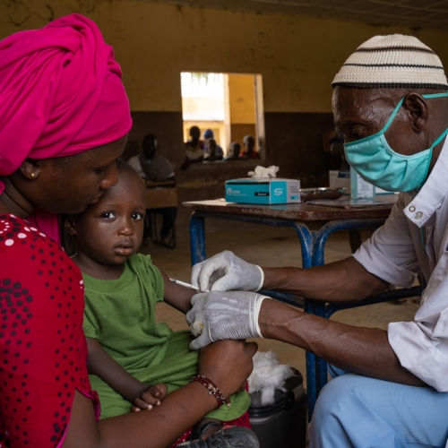 Mariam Maïga, who lives in Tassakane, with her son who is being vaccinated against measles.  The vaccination campaign with the Ministry of Health aims to vaccinate 95% of children aged between 6 months and 14 years against measles.