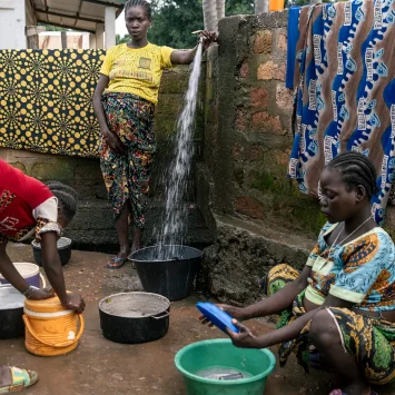 Fiossona Alida, paciente de la casa de espera de Bignola, sobrevivió gracias a la atención de MSF. Estuvo a punto de morir cuando la derivaron al hospital de Batangafo para una transfusión de sangre. Ahora espera pacientemente el día de su parto, a través del sistema de Bignola.