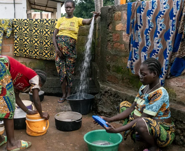 Fiossona Alida, paciente de la casa de espera de Bignola, sobrevivió gracias a la atención de MSF. Estuvo a punto de morir cuando la derivaron al hospital de Batangafo para una transfusión de sangre. Ahora espera pacientemente el día de su parto, a través del sistema de Bignola.