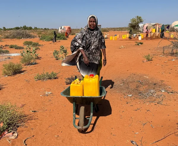 Sharifo Nur Osman, de 50 años, huyó de la violencia en Mogadiscio y de la sequía en su aldea. "Viajamos con otras familias", cuenta.