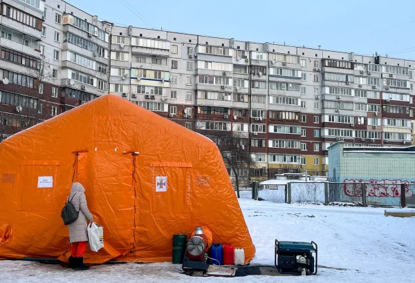 A medida que las temperaturas bajan hasta los -20 grados Celsius en Ucrania, las fuerzas rusas continúan bombardeando infraestructuras energéticas, dejando a millones con limitaciones extremas en electricidad, calefacción y agua corriente.