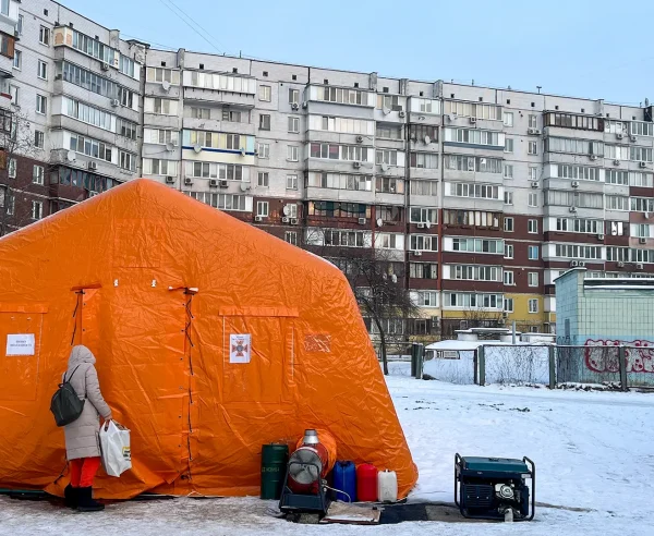 A medida que las temperaturas bajan hasta los -20 grados Celsius en Ucrania, las fuerzas rusas continúan bombardeando infraestructuras energéticas, dejando a millones con limitaciones extremas en electricidad, calefacción y agua corriente.
