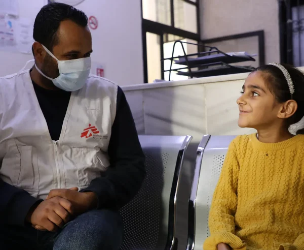 Un promotor de salud de MSF habla con Rawan Jamaluddin después del análisis de sangre en el centro de salud de Darayya, apoyado por MSF, en la zona rural de Damasco.