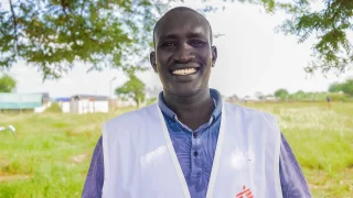 Foto de perfil de nuestro colega sursudanés desde 2019, Noon Makor Arop, quien fue mordido por una serpiente. Tras recibir tratamiento, ha trabajado activamente como Supervisor de Promoción de la Salud y Participación Comunitaria en Abyei.