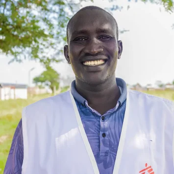 Foto de perfil de nuestro colega sursudanés desde 2019, Noon Makor Arop, quien fue mordido por una serpiente. Tras recibir tratamiento, ha trabajado activamente como Supervisor de Promoción de la Salud y Participación Comunitaria en Abyei.