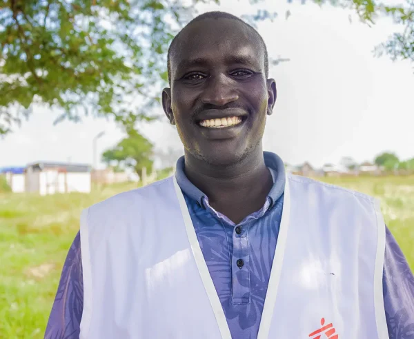 Foto de perfil de nuestro colega sursudanés desde 2019, Noon Makor Arop, quien fue mordido por una serpiente. Tras recibir tratamiento, ha trabajado activamente como Supervisor de Promoción de la Salud y Participación Comunitaria en Abyei.