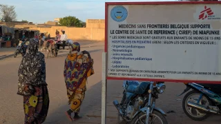 En el norte de Mali, MSF trabaja en el hospital de Niafunké desde 2021 para facilitar el acceso a la atención médica a niños,niñas y poblaciones afectadas por la crisis de seguridad.