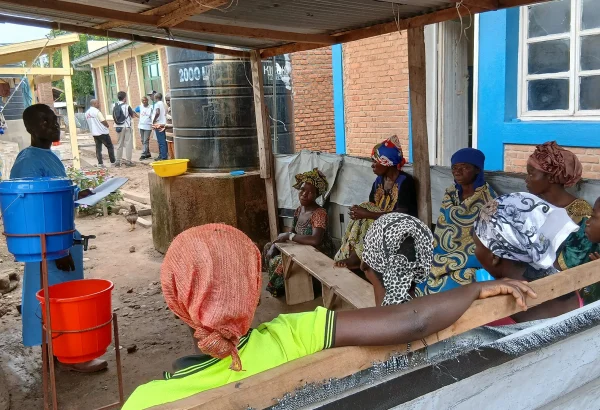 Sesión para sensibilizar a los pacientes sobre las buenas prácticas de higiene para prevenir el cólera, en el centro de tratamiento del cólera del Hospital General Sangé, en la provincia de Kivu Sur, RDC.