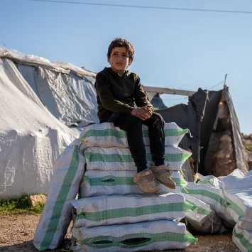Shadhan, de 6 años, vive con sus padres y cinco hermanos en el campo de Hayat Karima, en la zona de Harem. Conoce el hogar de su familia solo por fotos.