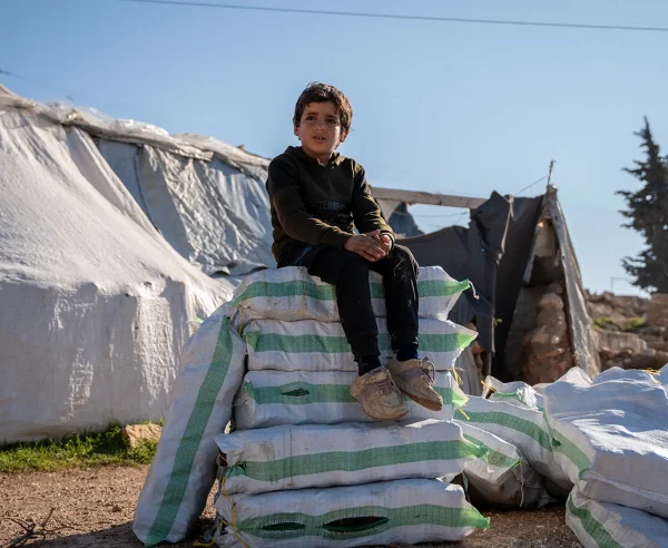 Shadhan, de 6 años, vive con sus padres y cinco hermanos en el campo de Hayat Karima, en la zona de Harem. Conoce el hogar de su familia solo por fotos.