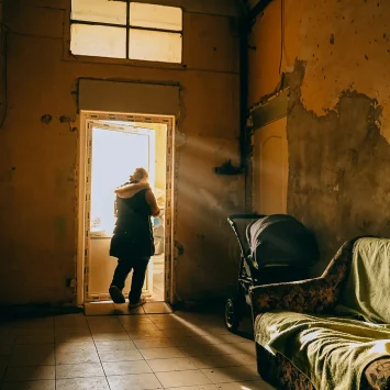 Yuliia Murashkina ocupa dos habitaciones con su familia en un albergue en Dnipro, que antiguamente era un instituto científico. Ucrania, febrero de 2026.
