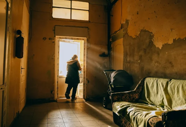 Yuliia Murashkina ocupa dos habitaciones con su familia en un albergue en Dnipro, que antiguamente era un instituto científico. Ucrania, febrero de 2026.