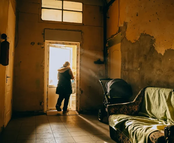 Yuliia Murashkina ocupa dos habitaciones con su familia en un albergue en Dnipro, que antiguamente era un instituto científico. Ucrania, febrero de 2026.
