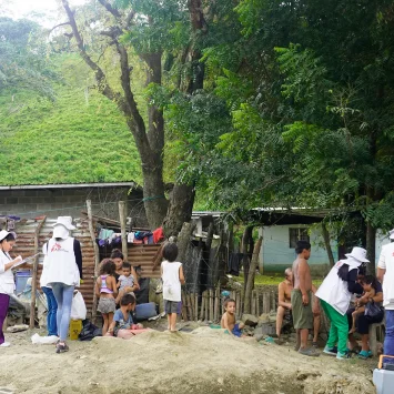 Familias enteras recibiendo vacunación Una familia se involucró para completar el esquema de vacunación de sus hijos, también participaron adultos.