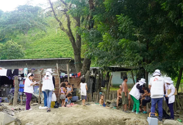 Familias enteras recibiendo vacunación Una familia se involucró para completar el esquema de vacunación de sus hijos, también participaron adultos.