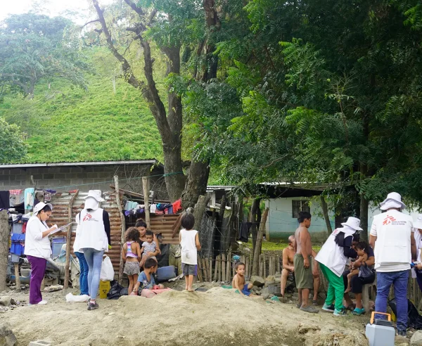 Familias enteras recibiendo vacunación Una familia se involucró para completar el esquema de vacunación de sus hijos, también participaron adultos.