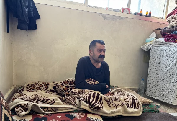 Younis Mouhammad, hombre de 52 años de Afrin, en un centro colectivo en Qamishli. Younis es diabético y perdió ambas piernas debido a complicaciones derivadas de la diabetes.
