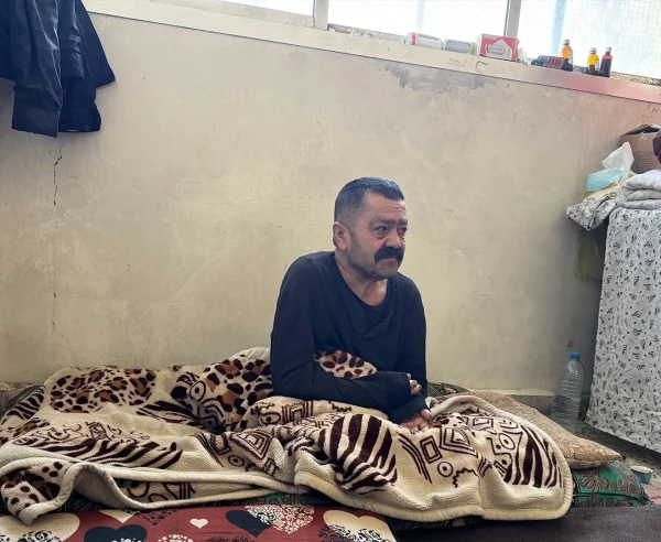 Younis Mouhammad, hombre de 52 años de Afrin, en un centro colectivo en Qamishli. Younis es diabético y perdió ambas piernas debido a complicaciones derivadas de la diabetes.
