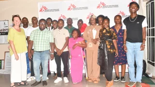 Miembros del Comité Asesor de Adolescentes con personal de MSF en Mbare, Zimbabue.