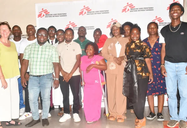 Miembros del Comité Asesor de Adolescentes con personal de MSF en Mbare, Zimbabue.