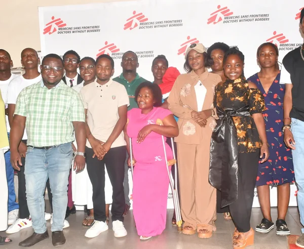 Miembros del Comité Asesor de Adolescentes con personal de MSF en Mbare, Zimbabue.