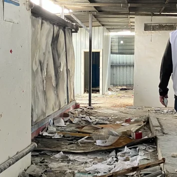 Personal de MSF evaluando la clínica Al Hol tras los daños infligidos