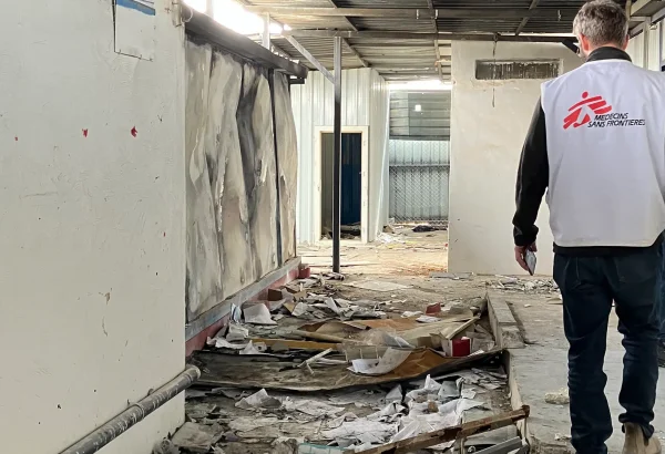 Personal de MSF evaluando la clínica Al Hol tras los daños infligidos