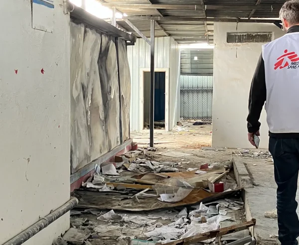 Personal de MSF evaluando la clínica Al Hol tras los daños infligidos