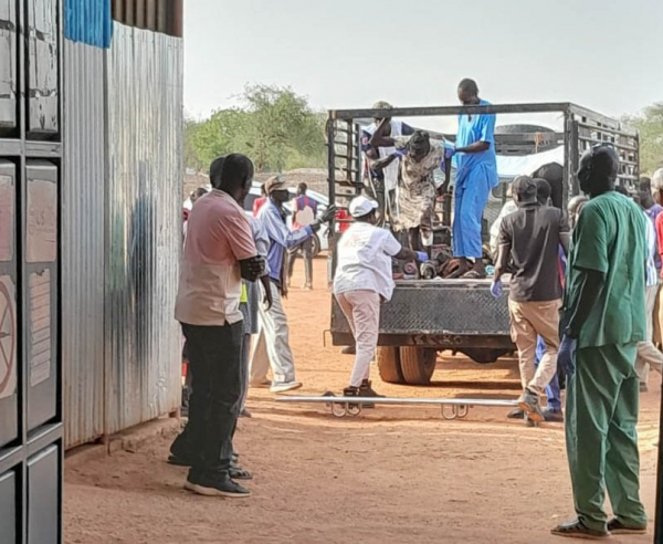 Apoyamos al hospital del Ministerio de Salud en la localidad de Abyei, que hasta ahora ha recibido a 80 pacientes con heridas de bala.