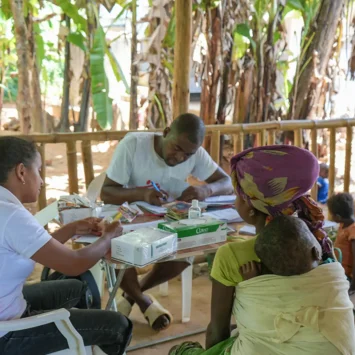 madres realizan visitas semanales a los centros de salud de MSF con sus hijos para recibir atención contra la desnutrición, asegurando un seguimiento y tratamiento continuos durante toda su recuperación.