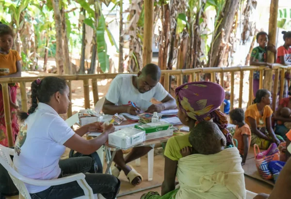 madres realizan visitas semanales a los centros de salud de MSF con sus hijos para recibir atención contra la desnutrición, asegurando un seguimiento y tratamiento continuos durante toda su recuperación.