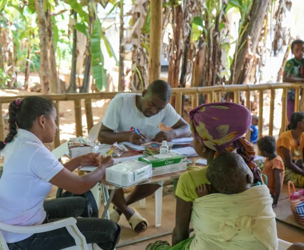 madres realizan visitas semanales a los centros de salud de MSF con sus hijos para recibir atención contra la desnutrición, asegurando un seguimiento y tratamiento continuos durante toda su recuperación.