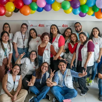 El equipo de MSF en San Pedro Sula durante la celebración del cuarto aniversario de la clínica, donde se invitó a los pacientes y sus familias a unirse a las festividades.